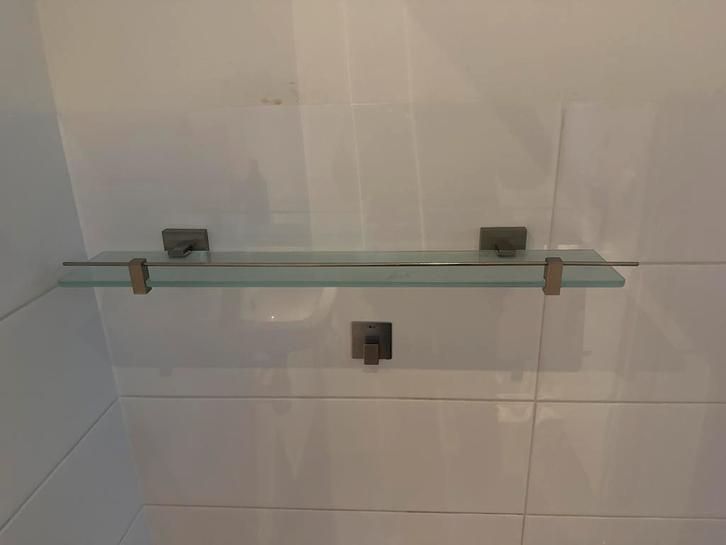 Glazen Badkamerplank met Handdoekhouder, Huis en Inrichting, Badkamer | Badkamermeubels, Zo goed als nieuw, Overige typen, Minder dan 100 cm