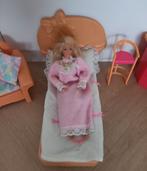Barbie, bed, bank, keuken, stoeltjes kapstok lampjes taart, Ophalen of Verzenden, Poppenhuis