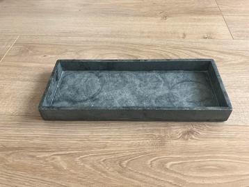 Stenen bakje beschikbaar voor biedingen