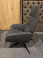 Draai fauteuil Kebe Grijs met hocker - 20% extra korting, Huis en Inrichting, Fauteuils, Nieuw, Minder dan 75 cm, Modern, Stof