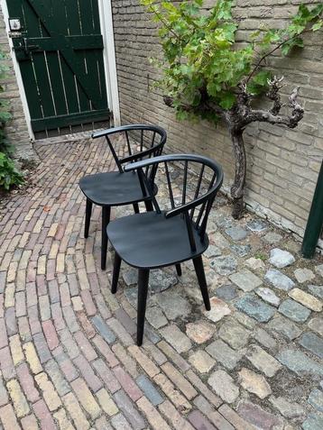 2 Houten Scandinavische Spijlen Stoelen in de kleur Zwart beschikbaar voor biedingen