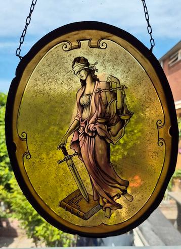 raamhanger van 'vrouwe justitia ' op gebrandschilderd glas  beschikbaar voor biedingen