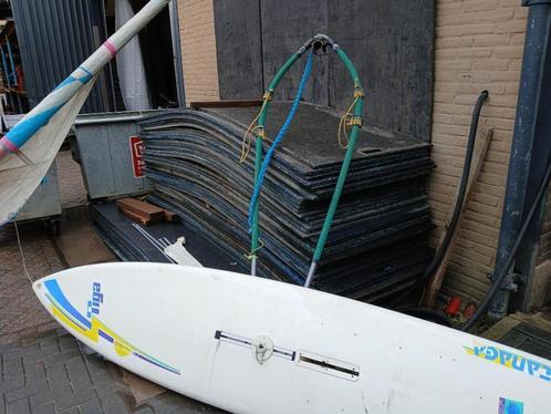 goede tiga surfplank  compleet aangeboden  TEAB, Watersport en Boten, Windsurfen, Gebruikt, Plank, 250 tot 300 cm, Ophalen