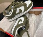Nike Dunk Low (olijf/wit), Ophalen of Verzenden, Nieuw, Wit, Sneakers of Gympen