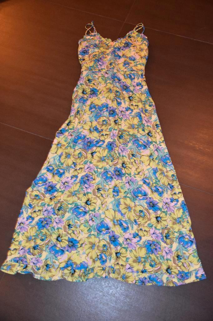 Prachtige gebloemde jurk van YAS, Kleding | Dames, Jurken, Nieuw, Maat 34 (XS) of kleiner, Overige kleuren, Onder de knie, Ophalen of Verzenden