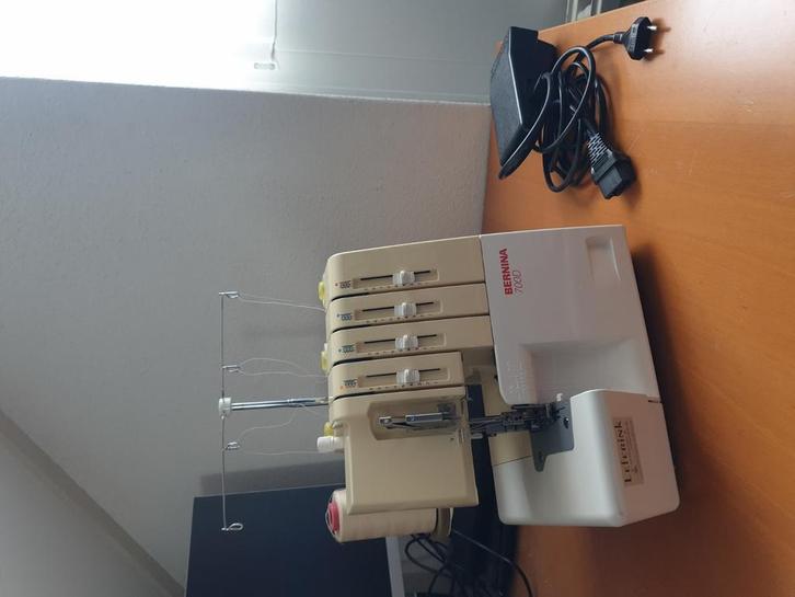 Bernina 700D Lockmachine - Zo goed als nieuw!, Hobby en Vrije tijd, Naaimachines en Toebehoren, Zo goed als nieuw, Lockmachine