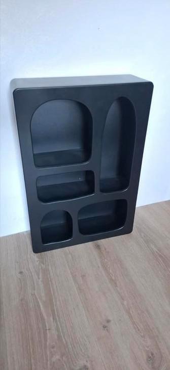 Vakjes kast zwart beschikbaar voor biedingen