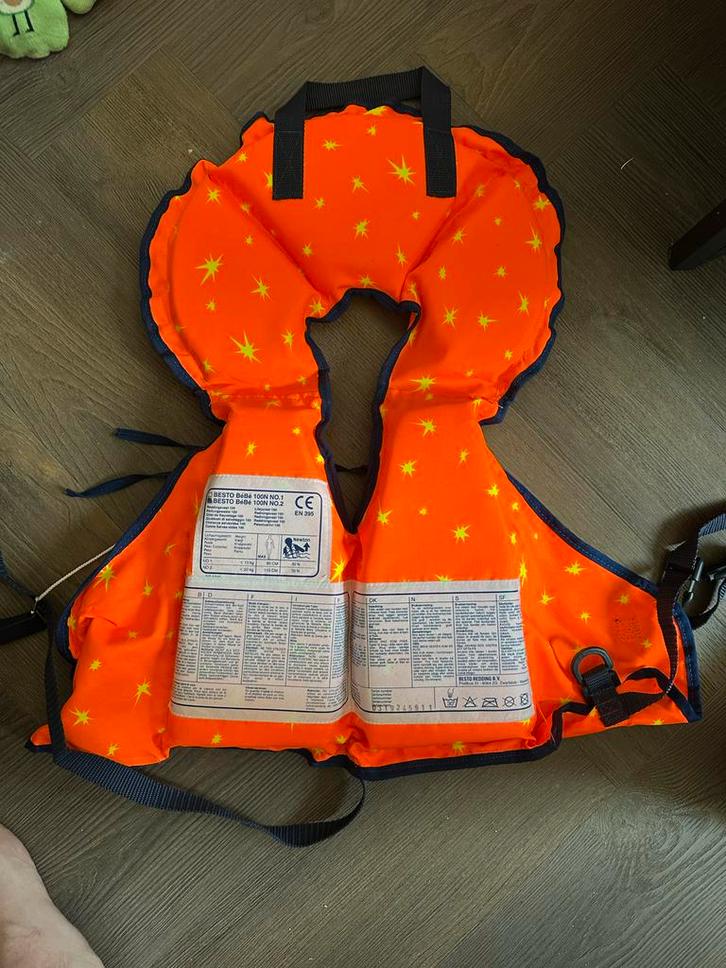 Oranje Besto Zwemvest 100N - Kindermaat, Watersport en Boten, Accessoires en Onderhoud, Zo goed als nieuw, Overige typen, Ophalen of Verzenden