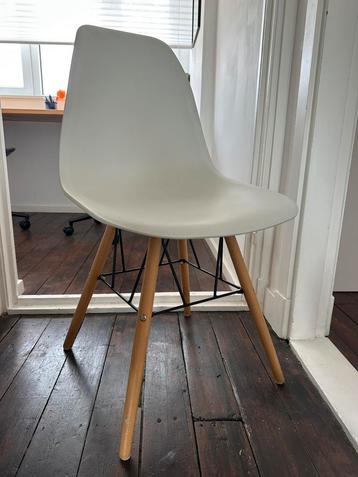 8 eetkamer stoelen wit Scandinavische model beschikbaar voor biedingen