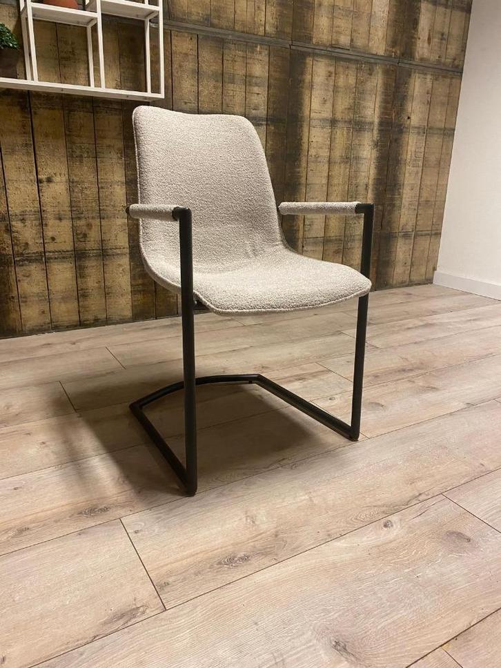 Grijze eetkamerstoel voor spotprijs!  OP=OP!, Huis en Inrichting, Stoelen, Nieuw, Vijf, Zes of meer stoelen, Metaal, Stof, Grijs