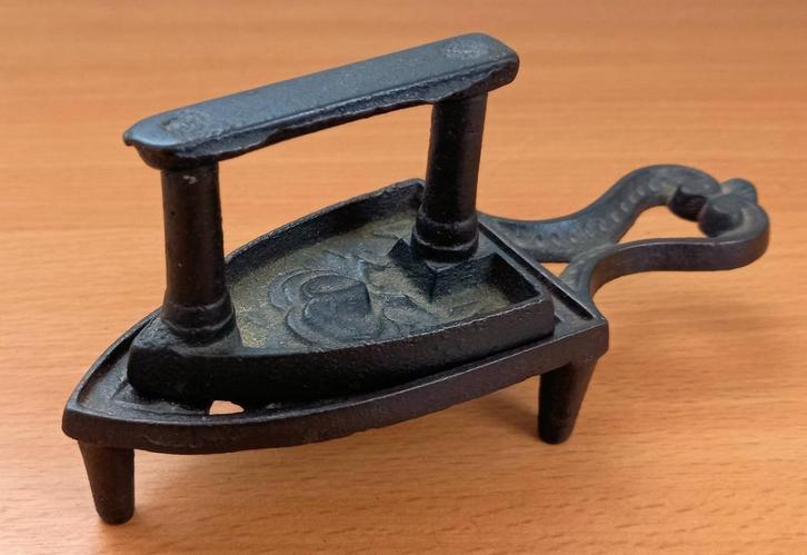 Antieke strijkbout en treef MH273 Treef met masker, Antiek en Kunst, Antiek | Overige Antiek, Ophalen of Verzenden