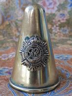 Antieke militaria speld uit Engeland op een kegel 10 cm.