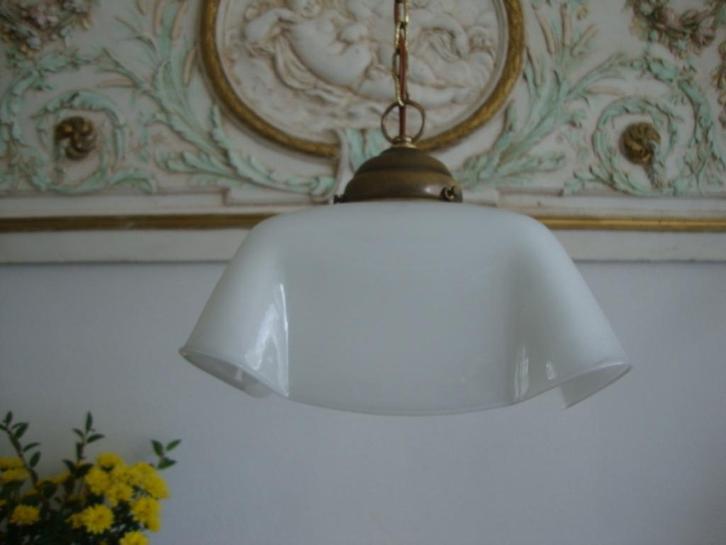 Oud Hanglampje melkglas ( opaal ) nr. 10, Huis en Inrichting, Lampen | Hanglampen, Gebruikt, Minder dan 50 cm, Glas, Metaal, Verzenden