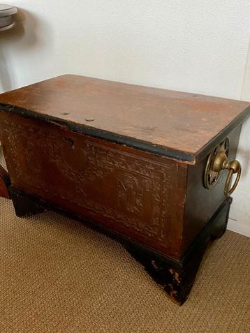 Antieke Indonesische kist beschikbaar voor biedingen