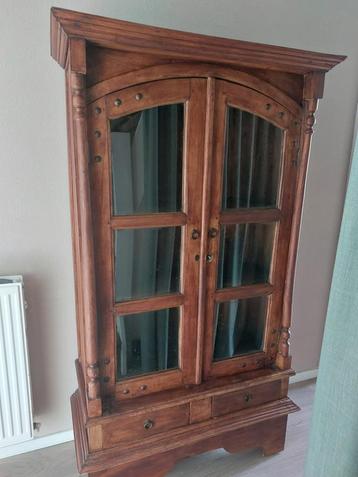 Houten kast met glasdeuren beschikbaar voor biedingen