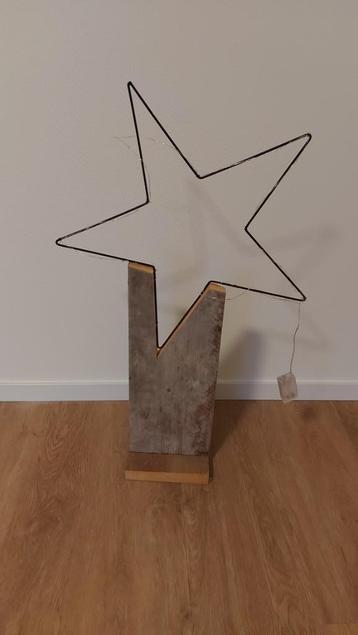 Houten (Steigerhout) vorm met metalen ster, draadverlichting beschikbaar voor biedingen