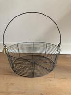 Nieuwe mooie grote draadmand van ijzer met hengsel, Huis en Inrichting, Woonaccessoires | Schalen en Manden, Overige materialen