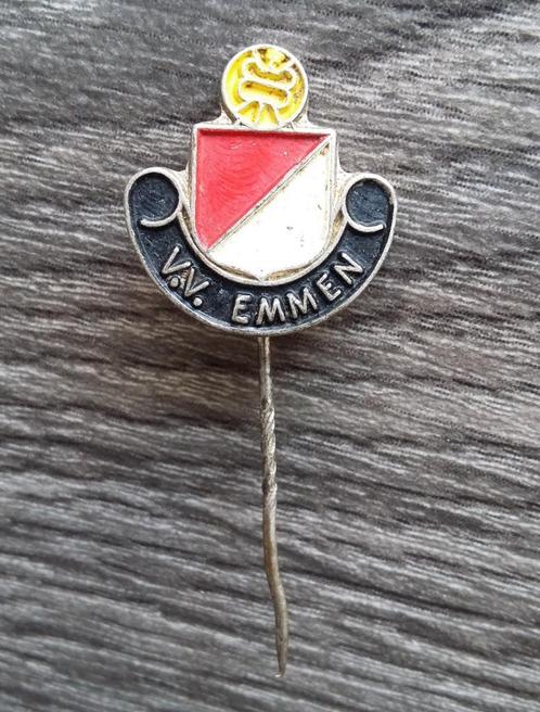 Oud Speldje V.V. Emmen Voetbal Vereniging Club Voetballer, Verzamelen, Speldjes, Pins en Buttons, Gebruikt, Speldje of Pin, Sport
