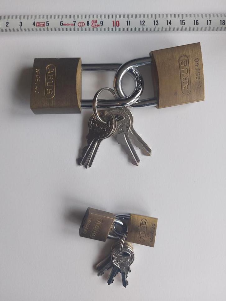 Abus Hangsloten - Set van 2, Doe-het-zelf en Verbouw, Hang- en Sluitwerk, Gebruikt, Slot, Koper of Messing, Ophalen of Verzenden