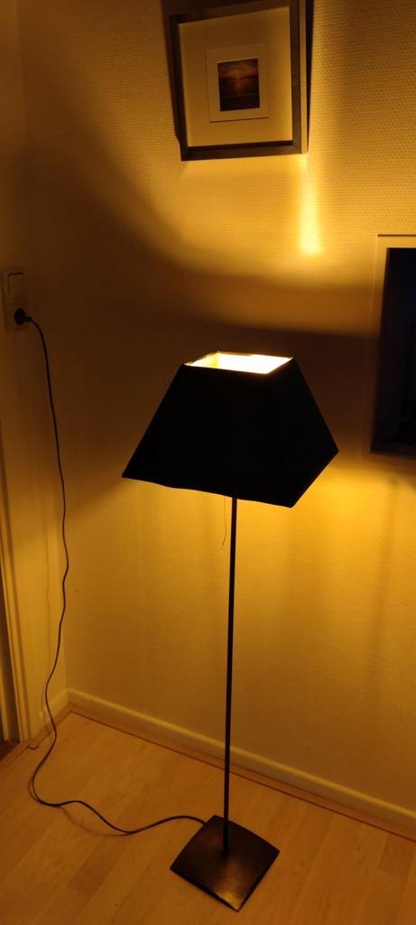 Sfeervolle lamp,energie zuinig, bruine leren kap,vervangba,, Huis en Inrichting, Lampen | Vloerlampen, Zo goed als nieuw, 100 tot 150 cm