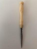 Antieke priem naaigerei ivory van voor 1930, Antiek en Kunst, Ophalen of Verzenden