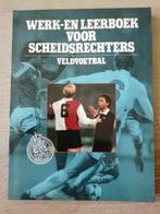 Werk- en leerboek voor scheidsrechters veldvoetbal. Het boek, Ophalen, Gelezen, Balsport