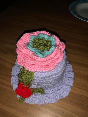 Handgemaakt Gehaakt Hoedje met Bloem beschikbaar voor biedingen