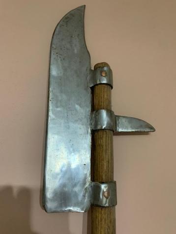 Hellebaard met schacht beschikbaar voor biedingen