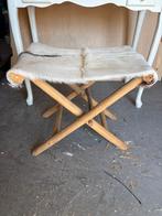 Inklapbaar houten krukje met echt geitenvel, Huis en Inrichting, Krukjes, Ophalen, Zo goed als nieuw, Overige materialen