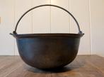 Zware authentieke gietijzeren ketel met hengsel, Antiek en Kunst, Curiosa en Brocante, Ophalen of Verzenden