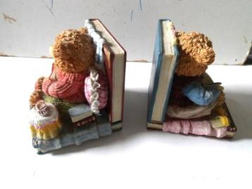 2 boekensteunen met lezende beren zittend op boek . beschikbaar voor biedingen