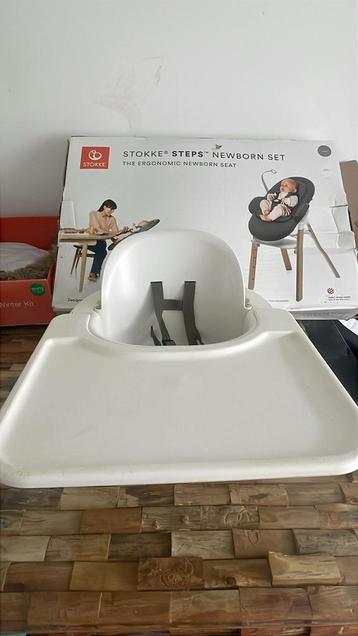 Stokke Steps banyzitje met tafel beschikbaar voor biedingen