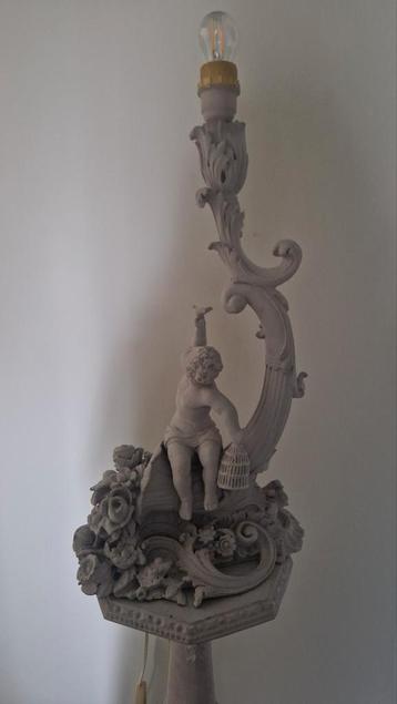 Antieke Decoratieve Lamp met Engel beschikbaar voor biedingen