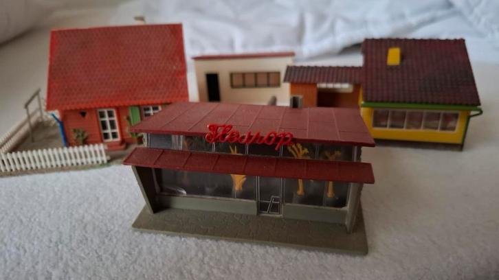 N SPOOR 4 X DIVERSE VERSCHILLENDE  HUISJES, Hobby en Vrije tijd, Modeltreinen | N-Spoor, Gebruikt, Brug, Tunnel of Gebouw, Gelijkstroom of Wisselstroom