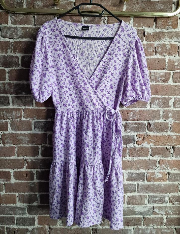 Gina Tricot jurk – lila bloemenprint – maat M, Kleding | Dames, Jurken, Maat 38/40 (M), Paars, Onder de knie, Ophalen of Verzenden