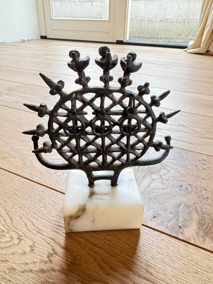 Bronzen sculptuur op marmeren voet, Antiek en Kunst, Kunst | Beelden en Houtsnijwerken, Ophalen of Verzenden