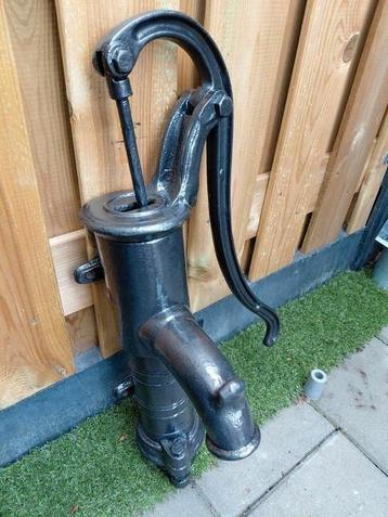 Gietijzeren waterpomp.  beschikbaar voor biedingen