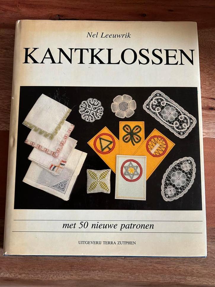 Nel Leeuwerik - Kantklossen - met 50 nieuwe patronen, Hobby en Vrije tijd, Kantklossen, Zo goed als nieuw, Boek of Tijdschrift