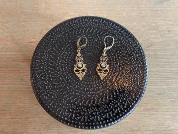 Een mooi paar vintage oorhangers beschikbaar voor biedingen