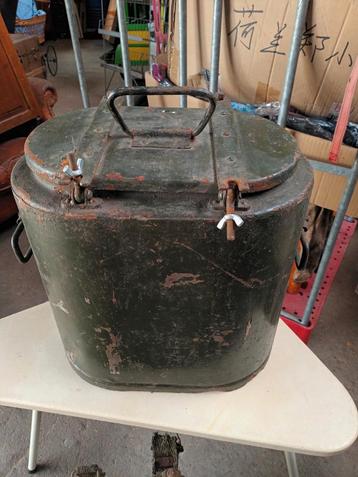 oud militaire veldkeuken of voedselcontainer  beschikbaar voor biedingen