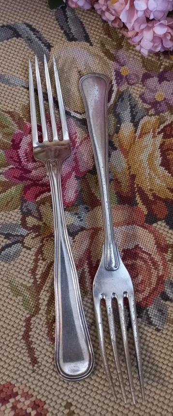 Set van 2 brocante verzilverde dinervorken, gemerkt  beschikbaar voor biedingen