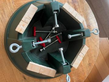 Kerstboomstandaard met extra klemmen en blokjes beschikbaar voor biedingen