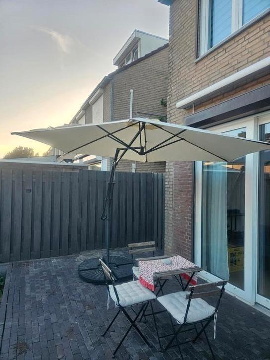 Zwevende parasol / hangparasol – goed staat, Tuin en Terras, Parasols, Zo goed als nieuw, Zweefparasol, Ophalen