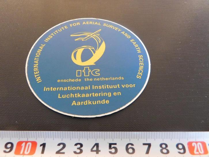 sticker enschede ITC aerial survey luchtkaartering aardkunde, Verzamelen, Stickers, Zo goed als nieuw, Ophalen