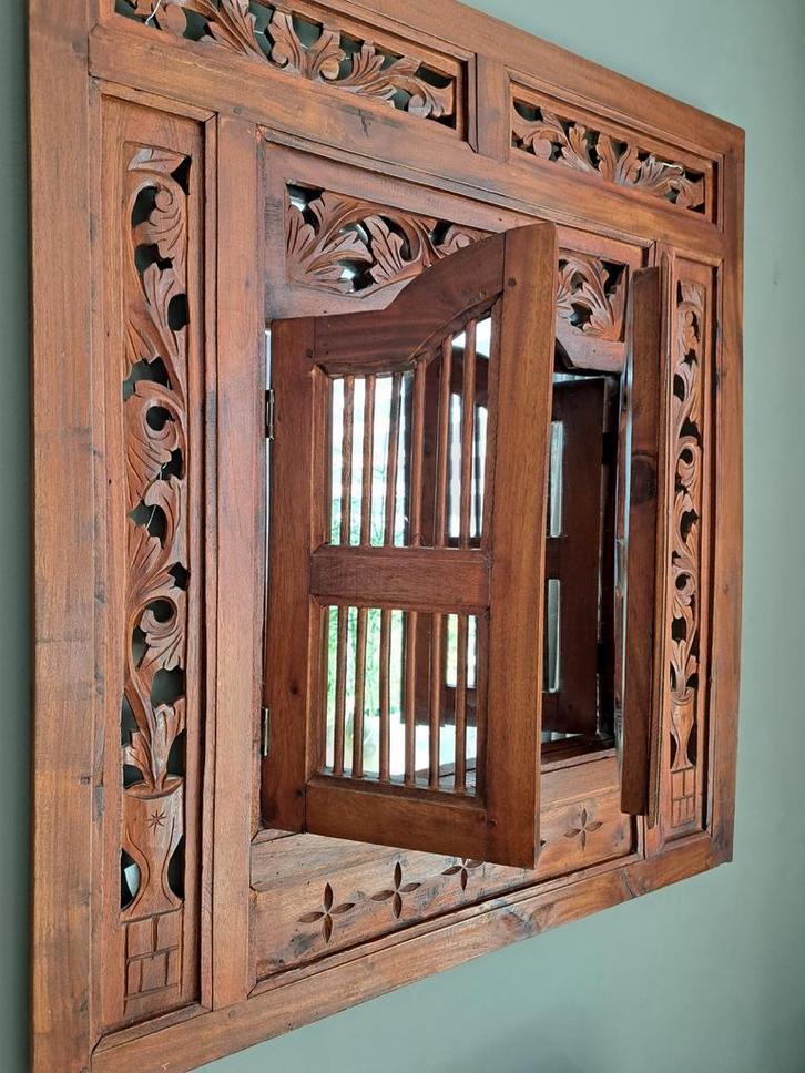 Mooie koloniale spiegel met luiken van massief hout, Huis en Inrichting, Woonaccessoires | Spiegels, Zo goed als nieuw, 75 tot 100 cm
