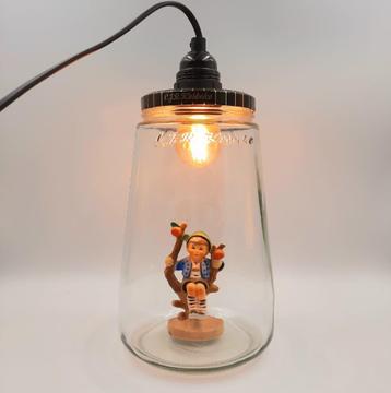 Kesbekelamp met vintage beeldje | Glazen hanglamp retro beschikbaar voor biedingen