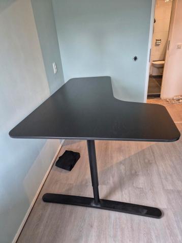 Bekant hoekbureau Ikea. Eventueel ook met extra recht buro. - afbeelding 1