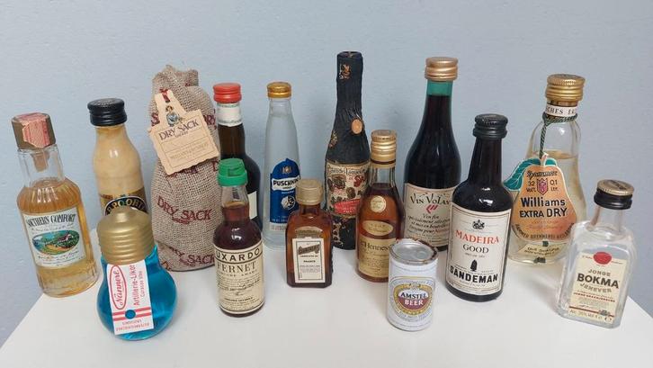 15 oude kleine, volle miniatuur drankflesjes, Verzamelen, Complete verzamelingen en Collecties, Ophalen of Verzenden