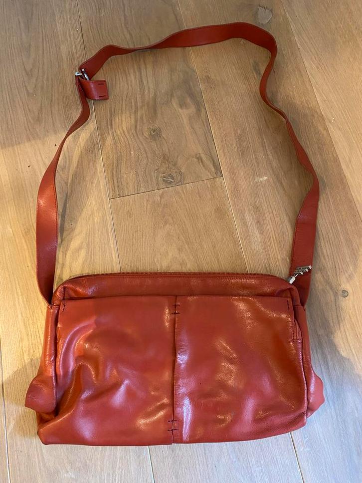 Rode leren Schoudertas Mandarina Duck Italiaans design, Sieraden, Tassen en Uiterlijk, Tassen | Damestassen, Gebruikt, Schoudertasje