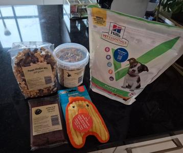 Hondensnacks, puppybrok en speeltje. beschikbaar voor biedingen